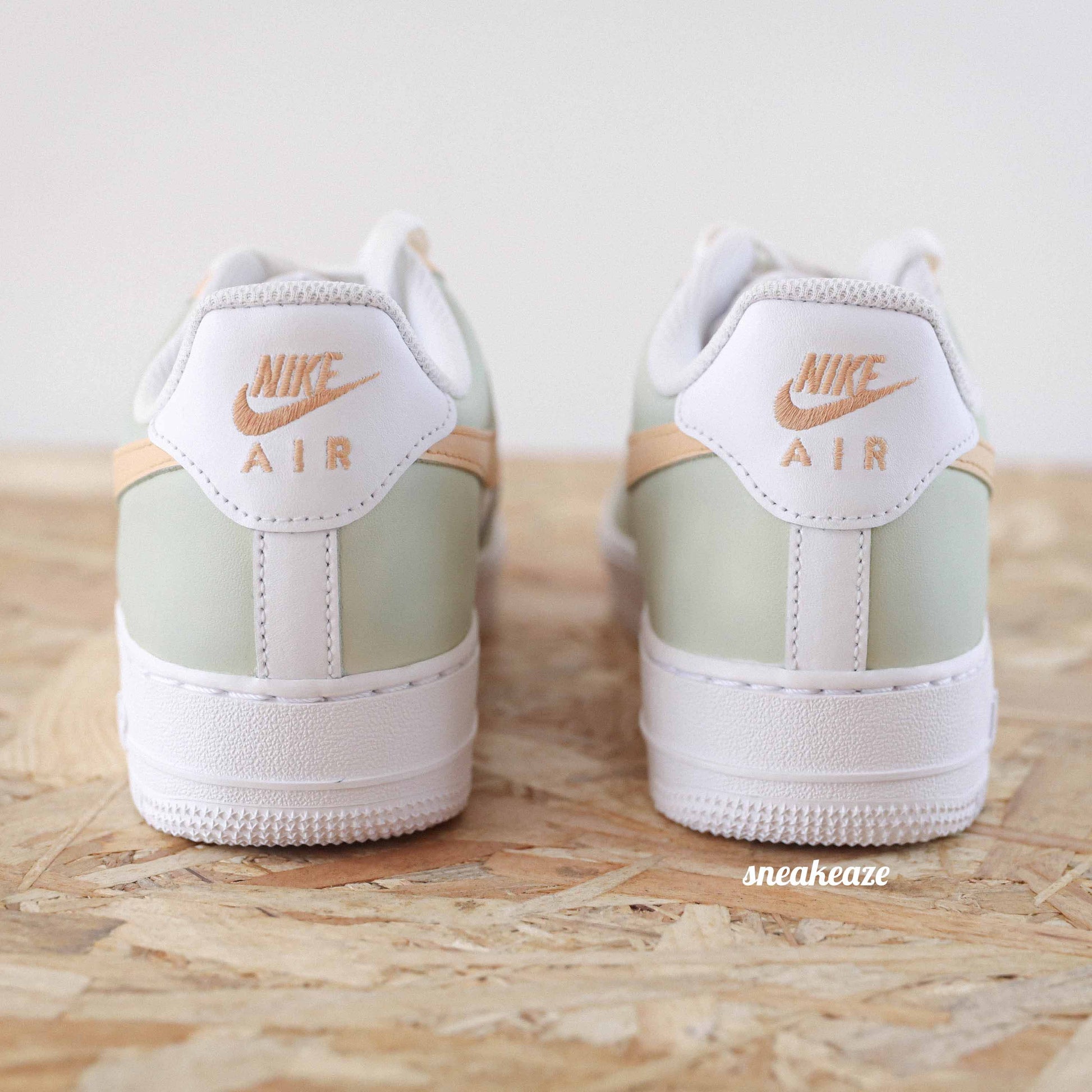 Baskets nike air force 1 custom color tones beige clair sneakeaze custom skz