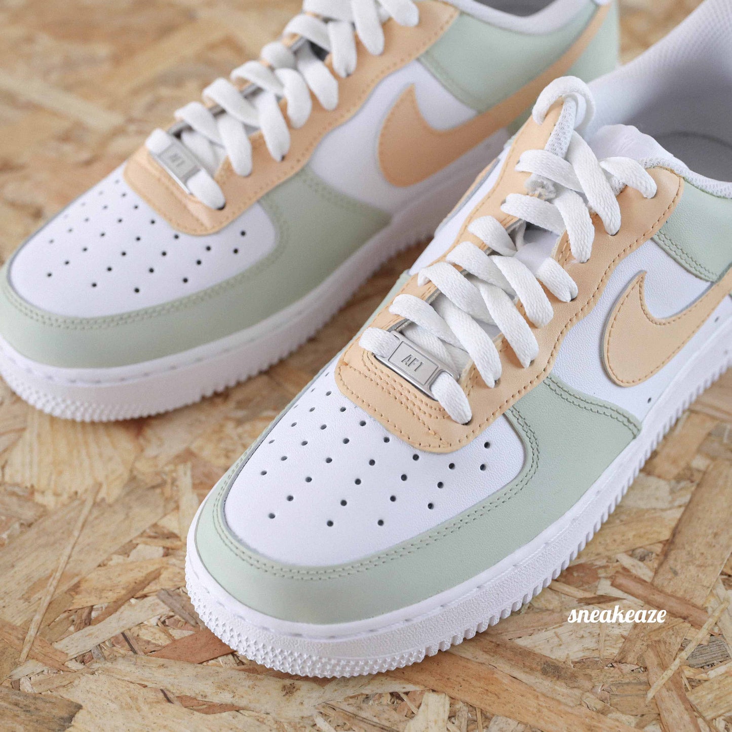 Baskets nike air force 1 custom color tones beige clair sneakeaze custom skz