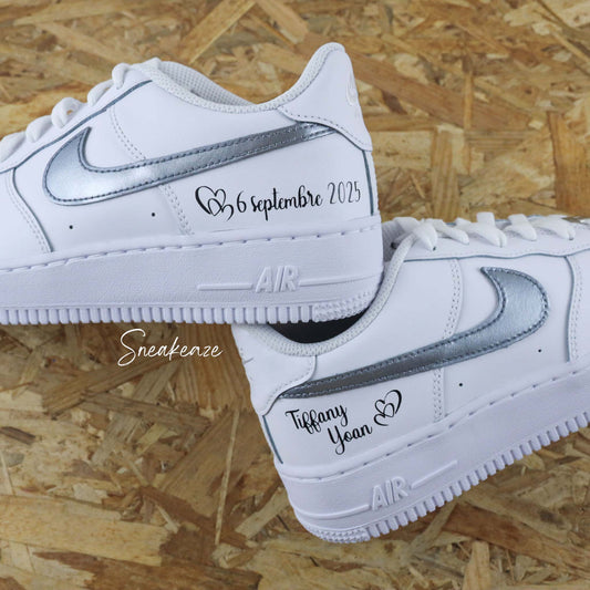 baskets Nike Air Force 1 personnalisées mariage Swoosh métallisé argenté - nike custom inscription prénoms des mariés et date du mariage sneakeaze customs skz