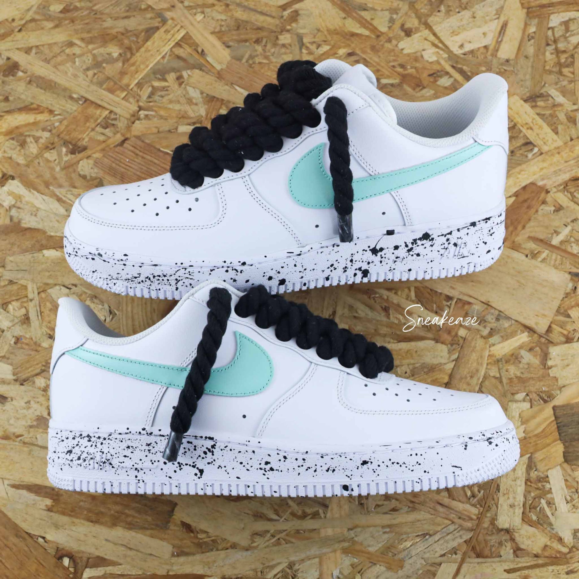 baskets nike air force 1 custom rope laces splash et swoosh couleur - gros lacets corde noir avec splash assorti et signes nike peint en couleur vert d'eau pastel - sneakeaze skz custom