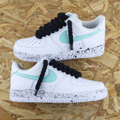 baskets nike air force 1 custom rope laces splash et swoosh couleur - gros lacets corde noir avec splash assorti et signes nike peint en couleur vert d'eau pastel - sneakeaze skz custom