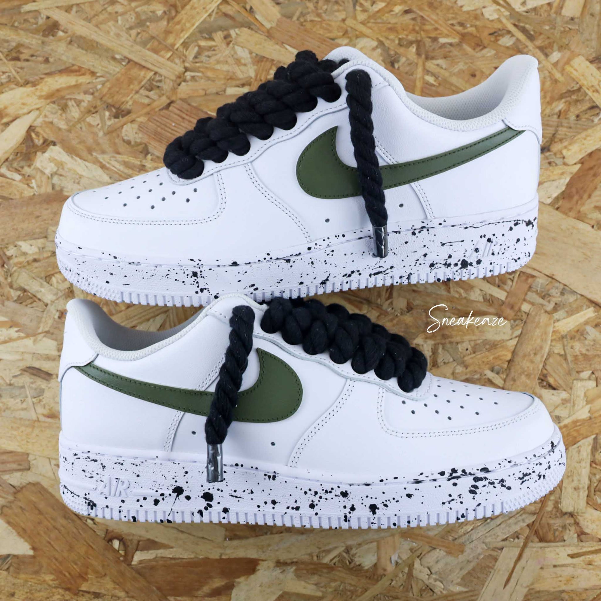 baskets nike air force 1 custom rope laces splash et swoosh couleur - gros lacets corde noir avec splash assorti et signes nike peint en couleur kaki - sneakeaze skz custom