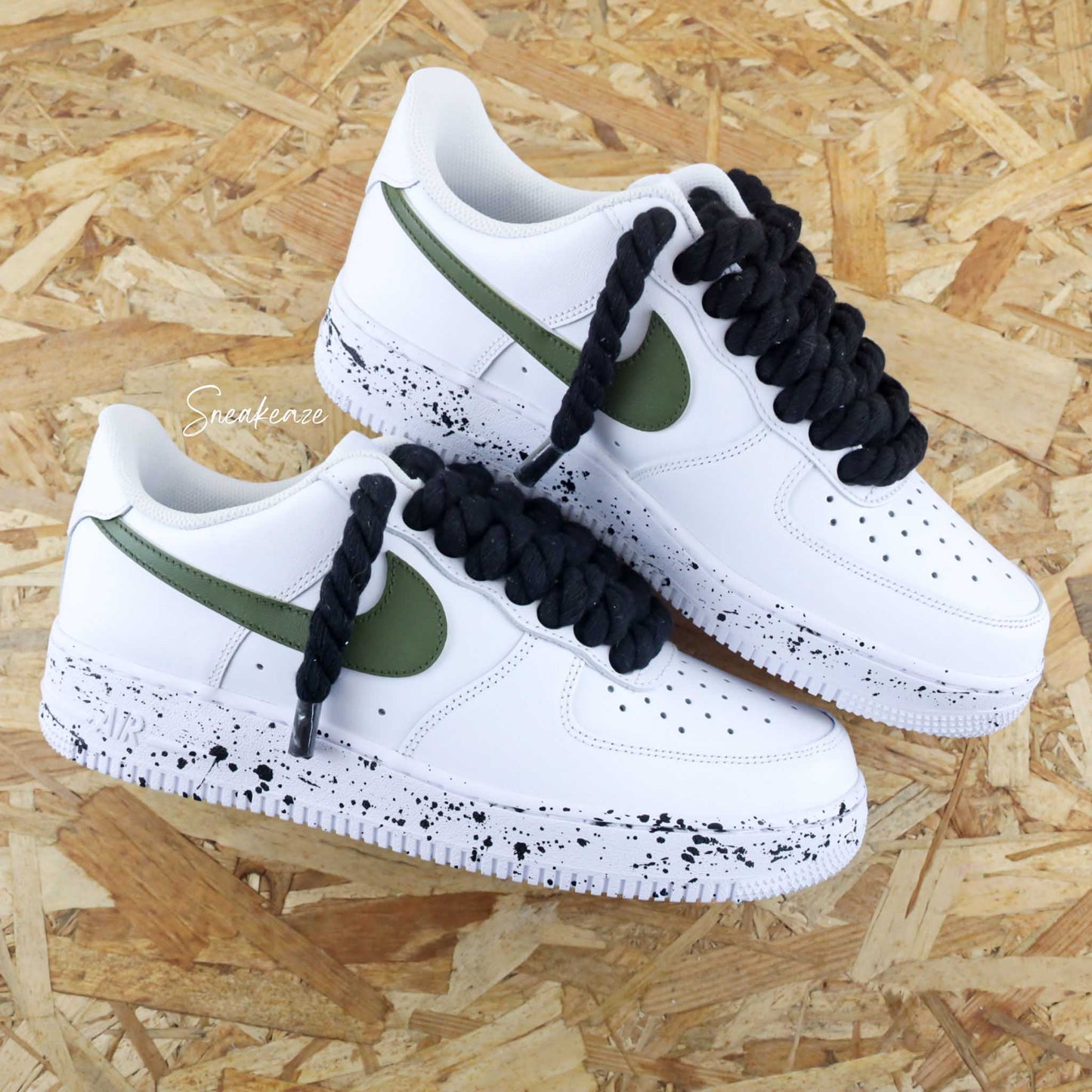 baskets nike air force 1 custom rope laces splash et swoosh couleur - gros lacets corde noir avec splash assorti et signes nike peint en couleur kaki - sneakeaze skz custom