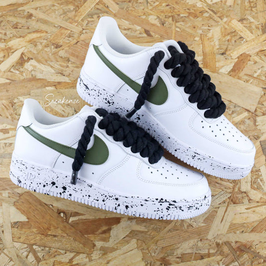 baskets nike air force 1 custom rope laces splash et swoosh couleur - gros lacets corde noir avec splash assorti et signes nike peint en couleur kaki - sneakeaze skz custom