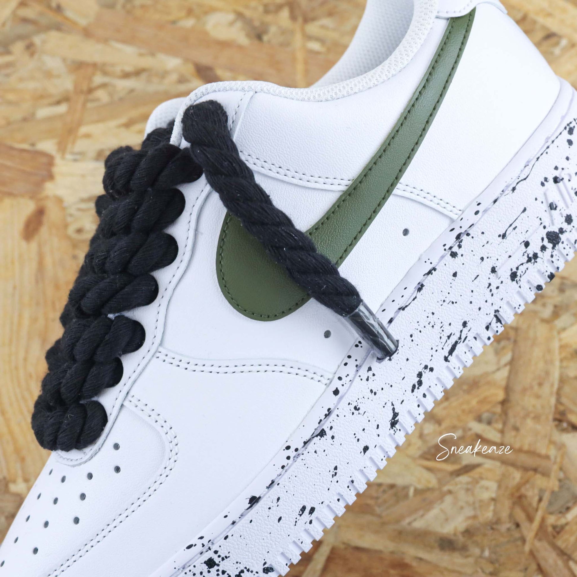 baskets nike air force 1 custom rope laces splash et swoosh couleur - gros lacets corde noir avec splash assorti et signes nike peint en couleur kaki - sneakeaze skz custom