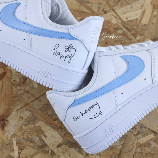 baskets unc blue nike air force 1 custom - chaussures personnalisées pour femme - inscription "happy" peints à la main sneakeaze customs skz