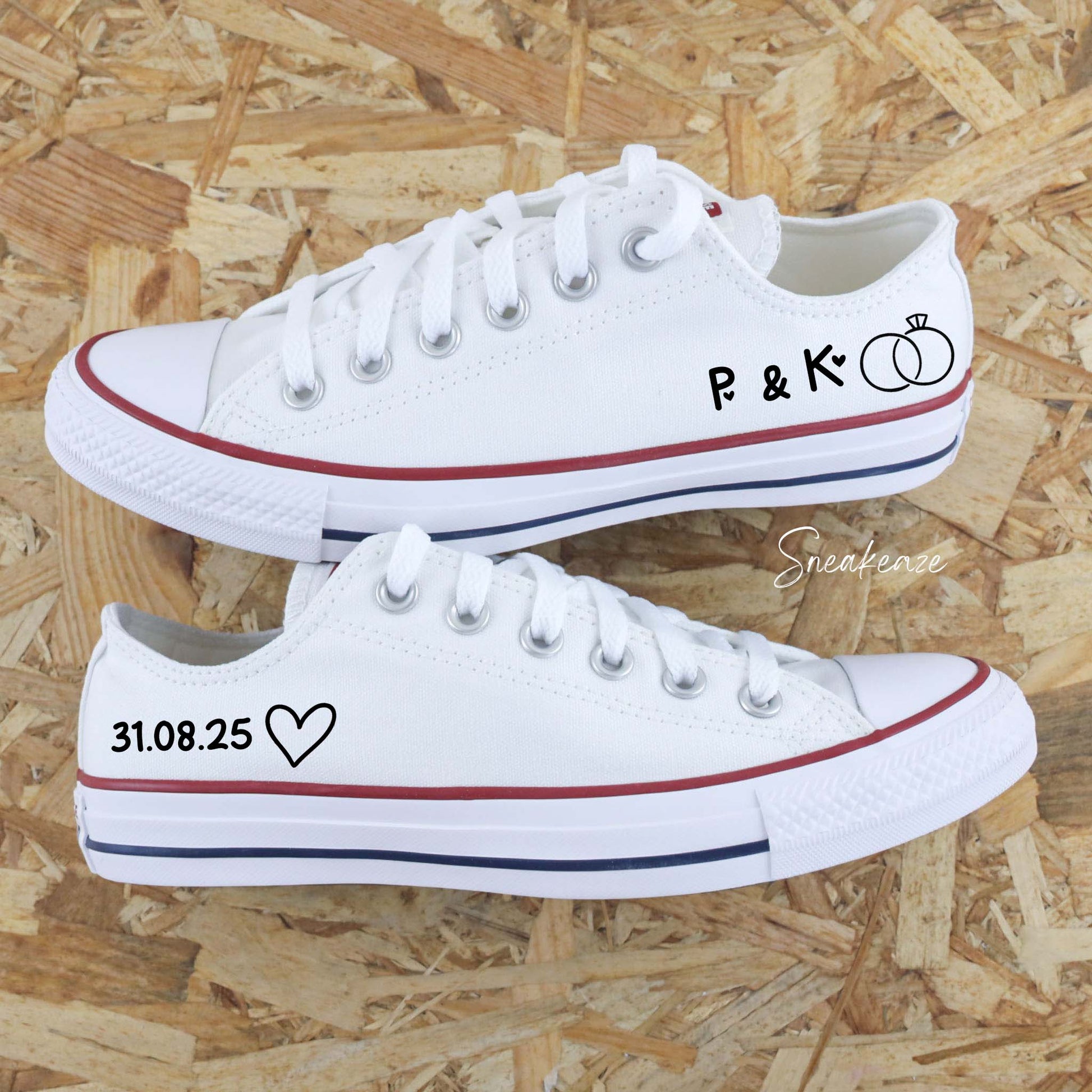 Converse basses blanches en toile custom pour mariage avec l'inscription de la date du jour J et des deux initiales des futurs mariés sur les côtés extérieurs sneakeaze customs skz