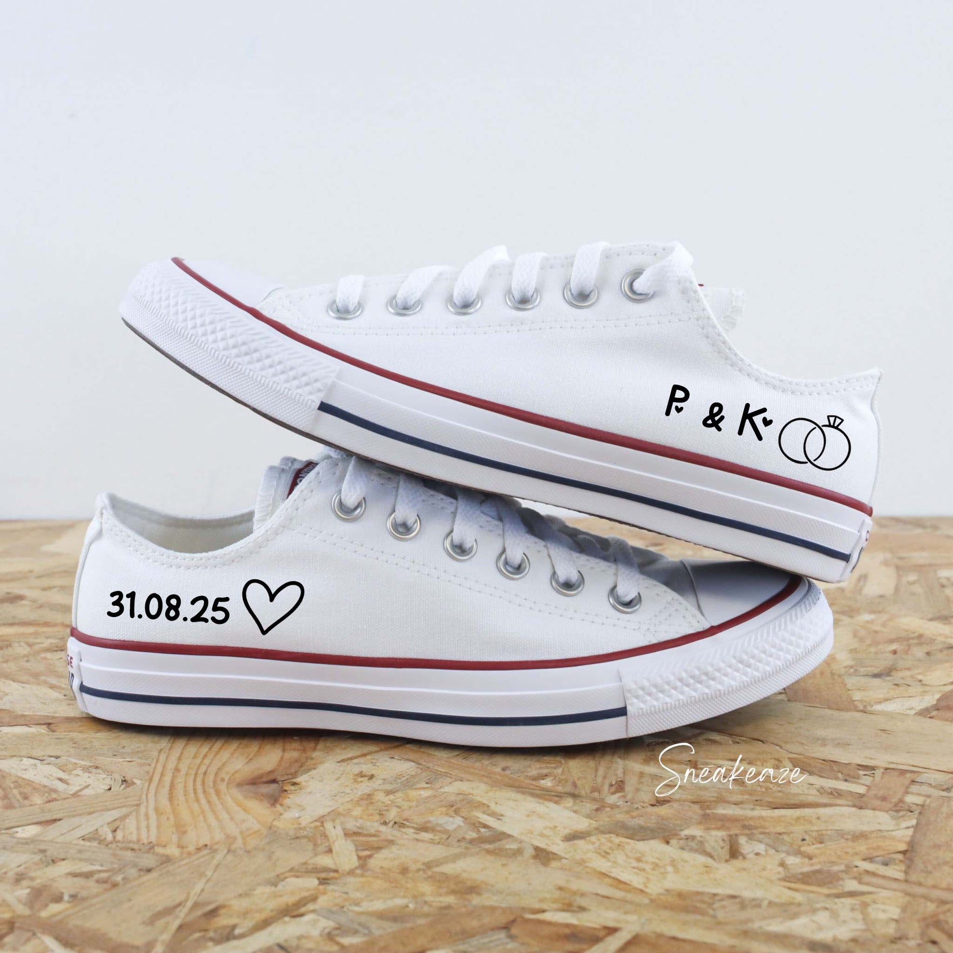 Converse basses blanches en toile custom pour mariage avec l'inscription de la date du jour J et des deux initiales des futurs mariés sur les côtés extérieurs sneakeaze customs skz