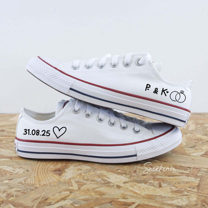 Converse basses blanches en toile custom pour mariage avec l'inscription de la date du jour J et des deux initiales des futurs mariés sur les côtés extérieurs sneakeaze customs skz