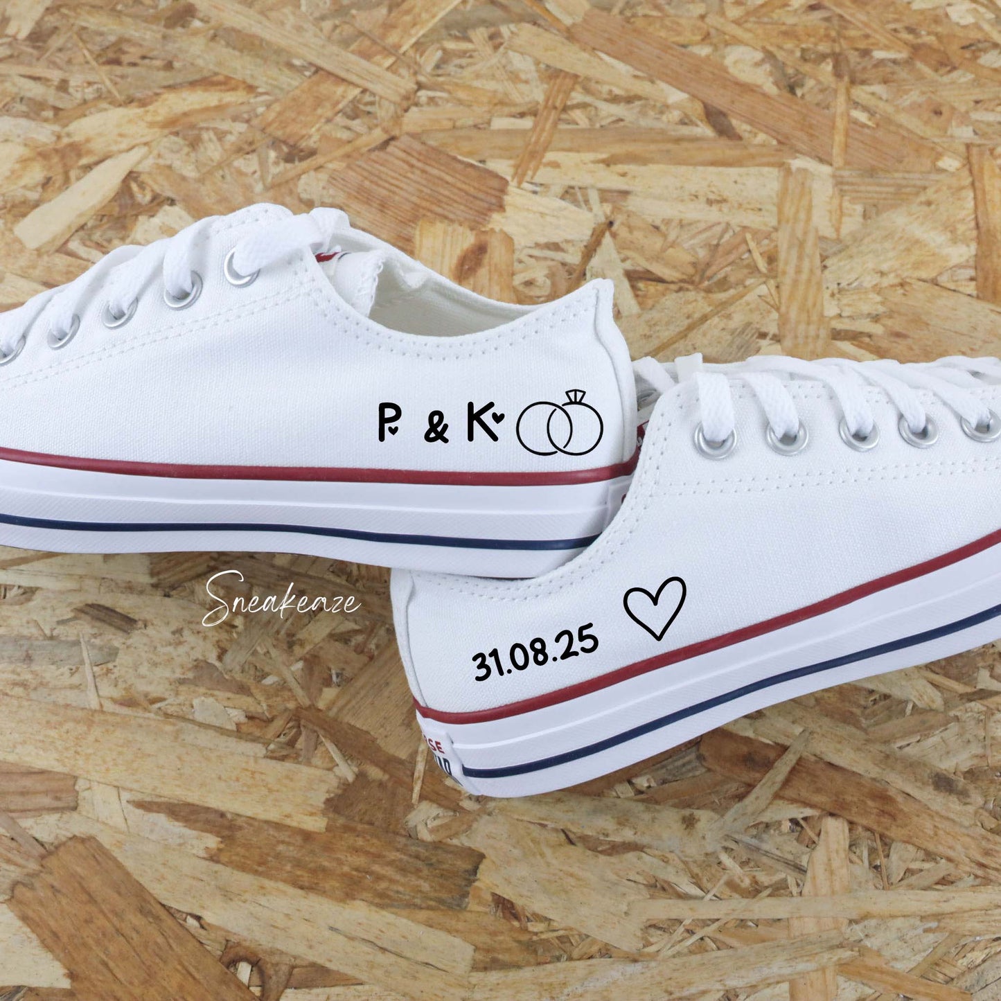 Converse basses blanches en toile custom pour mariage avec l'inscription de la date du jour J et des deux initiales des futurs mariés sur les côtés extérieurs sneakeaze customs skz