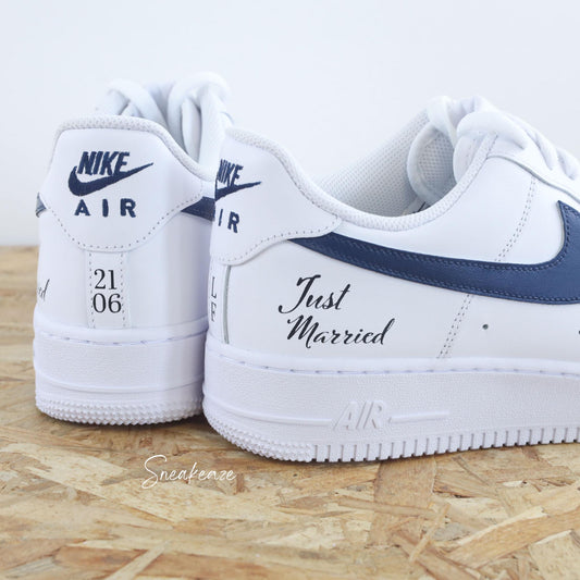 Nike Air Force 1 basses blanches en cuir custom, Démarquez-vous avec une paire de sneakers personnalisable pour votre mariage "just wedding" avec vos initiales et la date du grand jour à l'arrière des baskets. Des sneakers qui sortent vraiment de l’ordinaire pour le jour J. Je dis OUI ! wedding day.