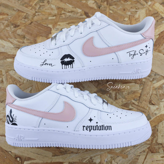 Chaussures Nike Air Force 1 blanches personnalisées à la main avec des illustrations et couleurs inspirées de Taylor Swift - sneakeaze custom skz