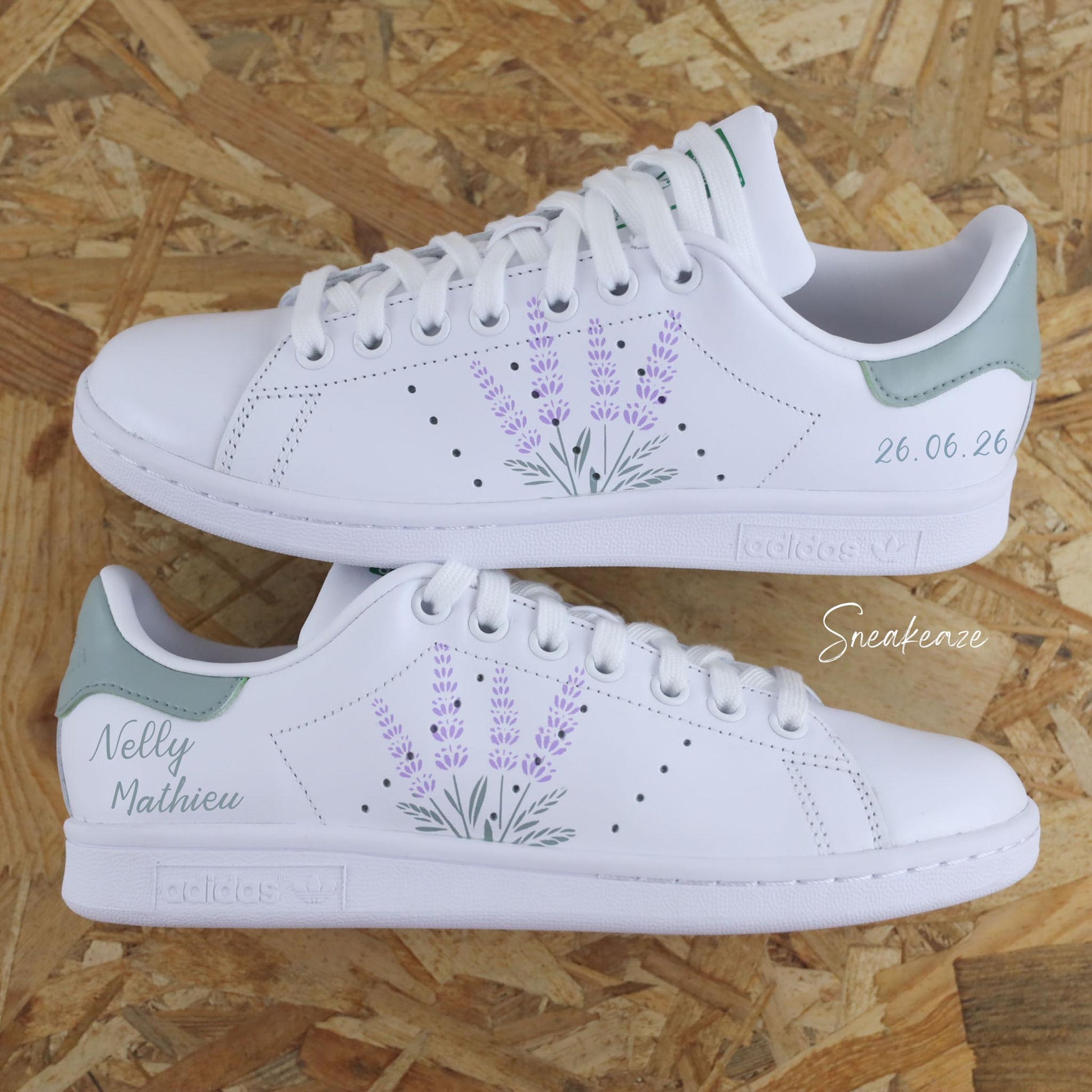 Adidas Stan smith custom mariage en Provence - Lavande peint à la main. Inscription de la date et des prénoms des mariés - sneakeaze custom