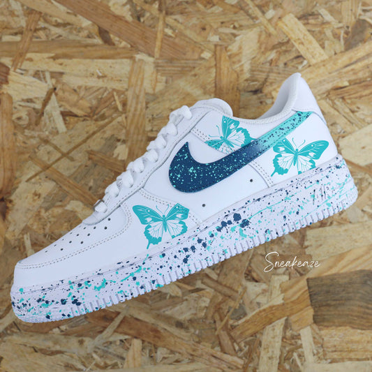 Baskets Nike Air Force 1 custom splash dégradé turquoise et vert emeraude avec dessin de papillons emeraude sneakeaze customs
