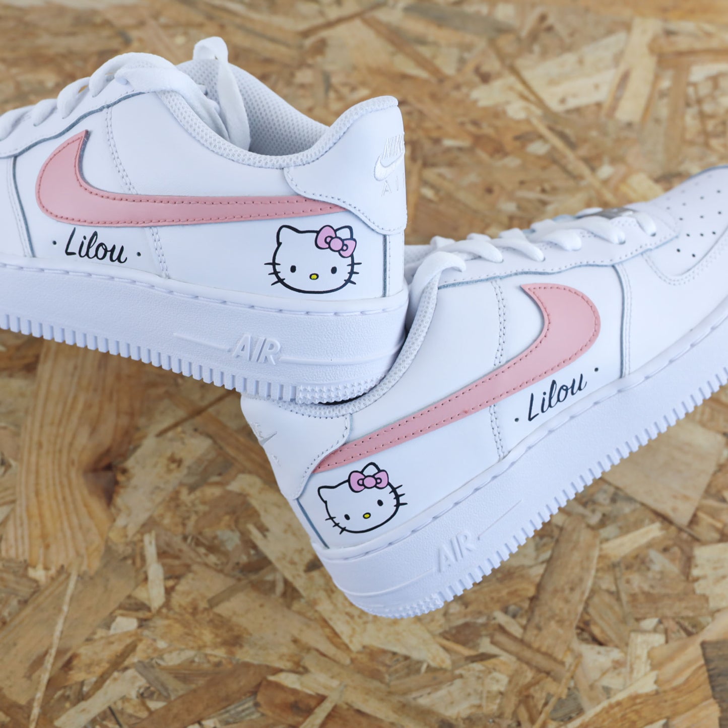 Baskets Nike Air Force 1 custom modèle swoosh rose + inscription du prénom et dessin hello kitty - sneakeaze custom