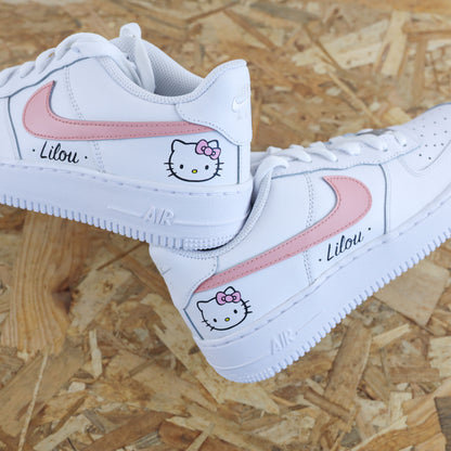 Baskets Nike Air Force 1 custom modèle swoosh rose + inscription du prénom et dessin hello kitty - sneakeaze custom