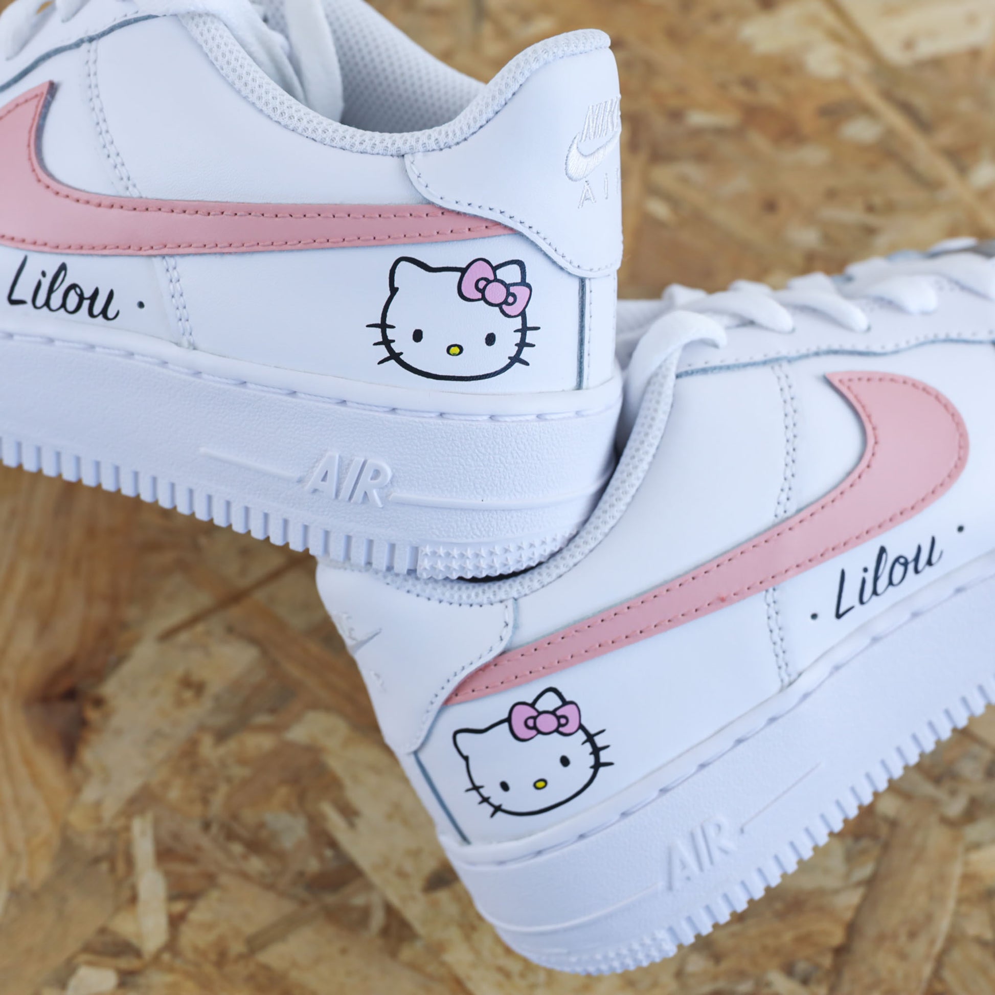 Baskets Nike Air Force 1 custom modèle swoosh rose + inscription du prénom et dessin hello kitty - sneakeaze custom