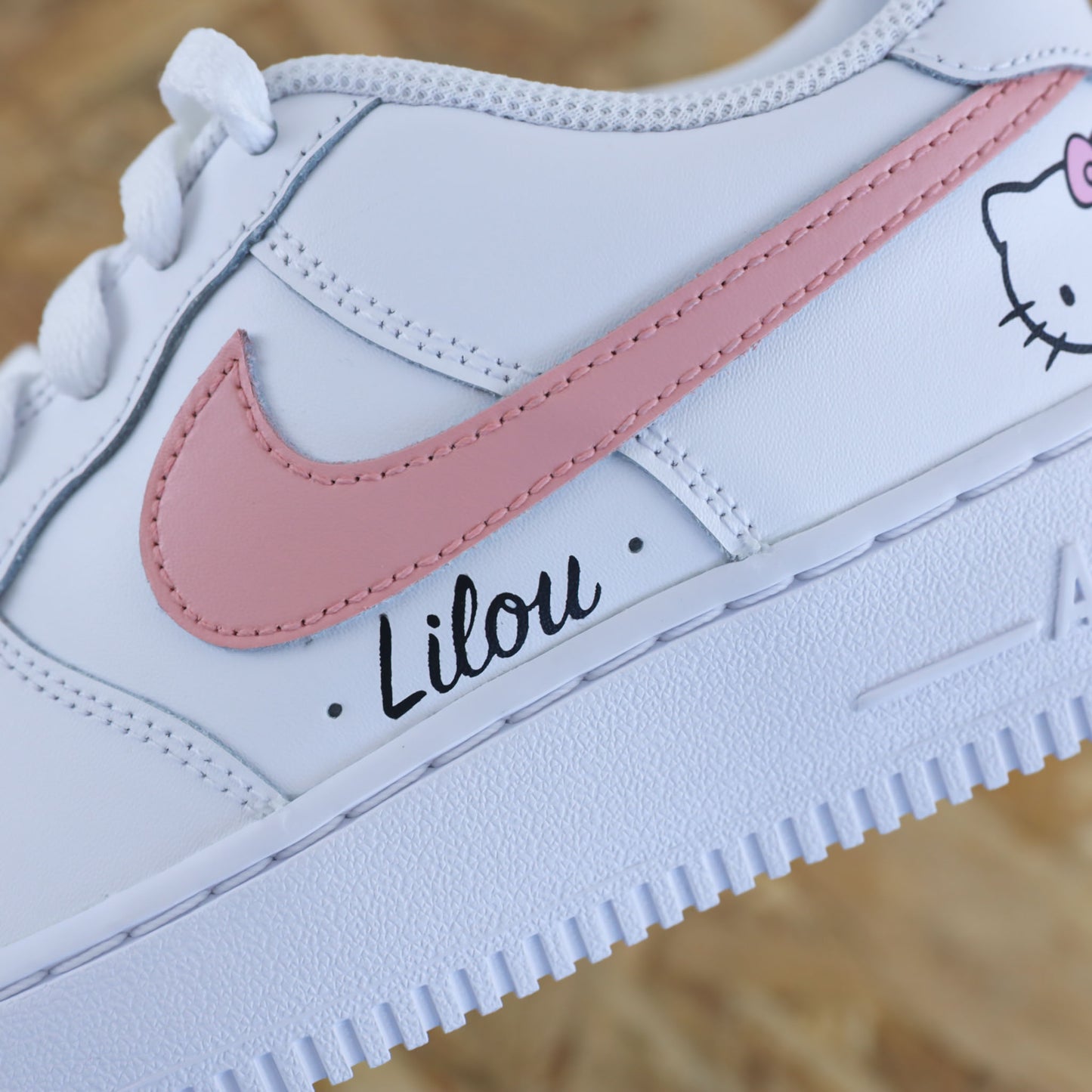 Baskets Nike Air Force 1 custom modèle swoosh rose + inscription du prénom et dessin hello kitty - sneakeaze custom