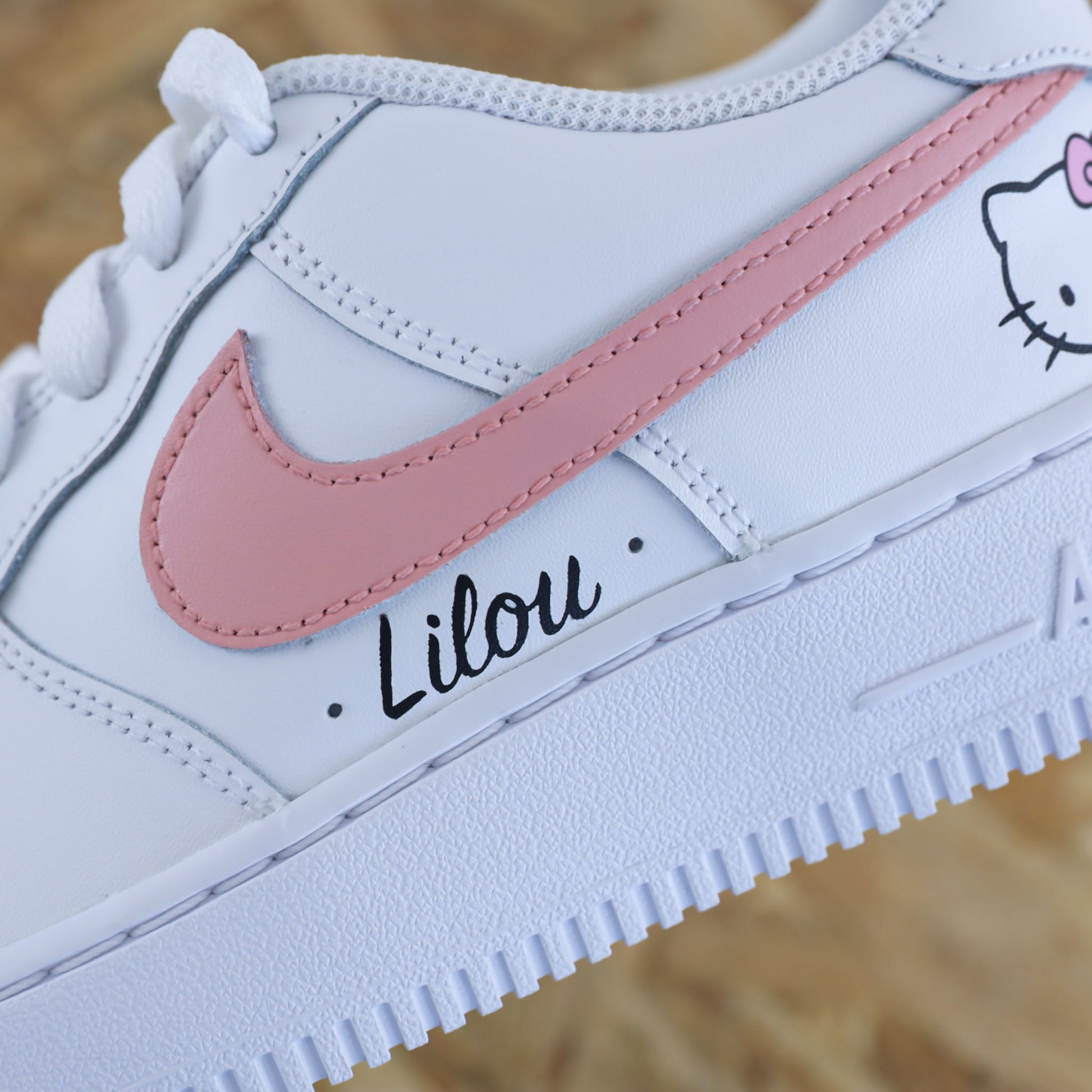 Baskets Nike Air Force 1 custom modèle swoosh rose + inscription du prénom et dessin hello kitty - sneakeaze custom
