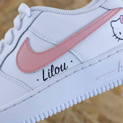 Baskets Nike Air Force 1 custom modèle swoosh rose + inscription du prénom et dessin hello kitty - sneakeaze custom