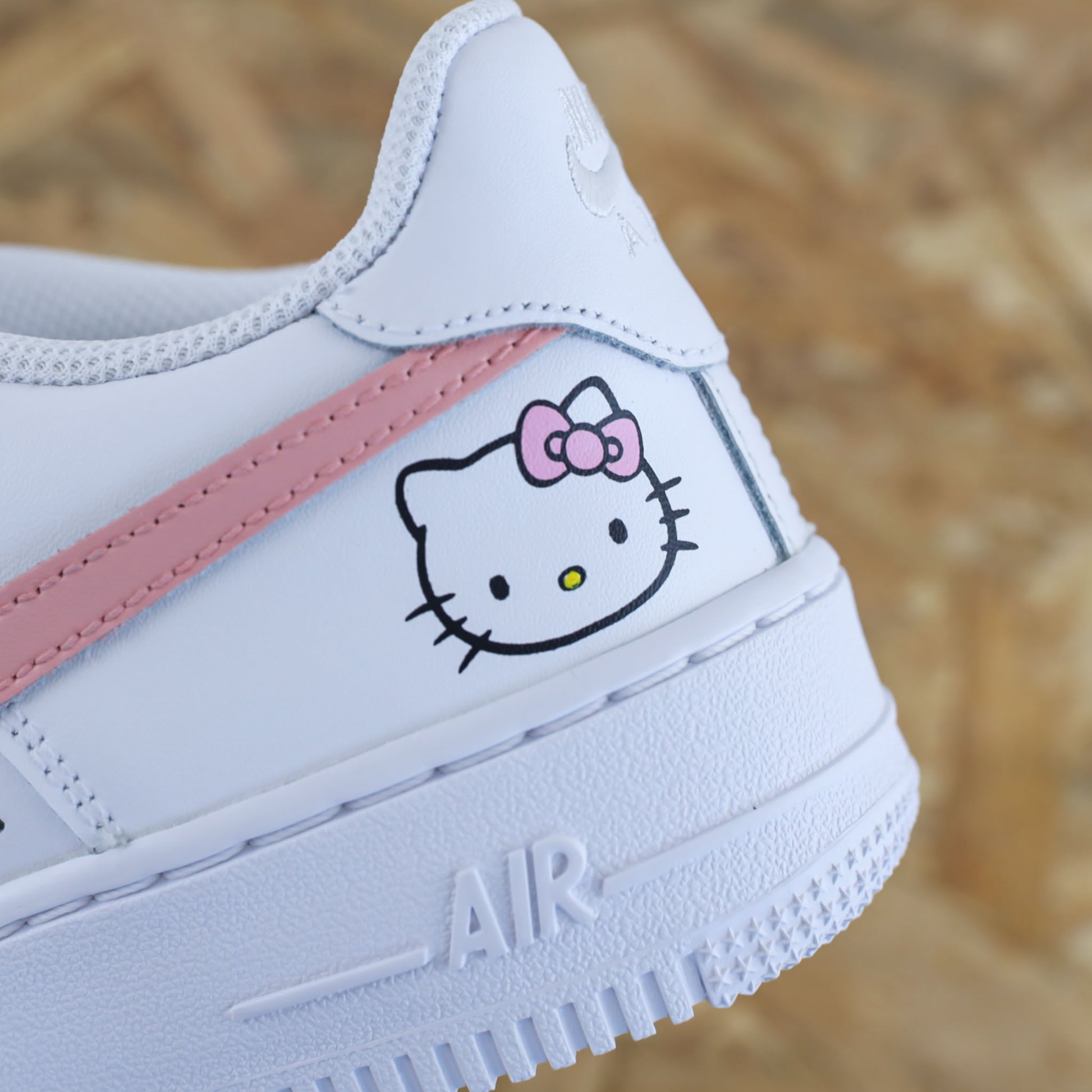 Baskets Nike Air Force 1 custom modèle swoosh rose + inscription du prénom et dessin hello kitty - sneakeaze custom