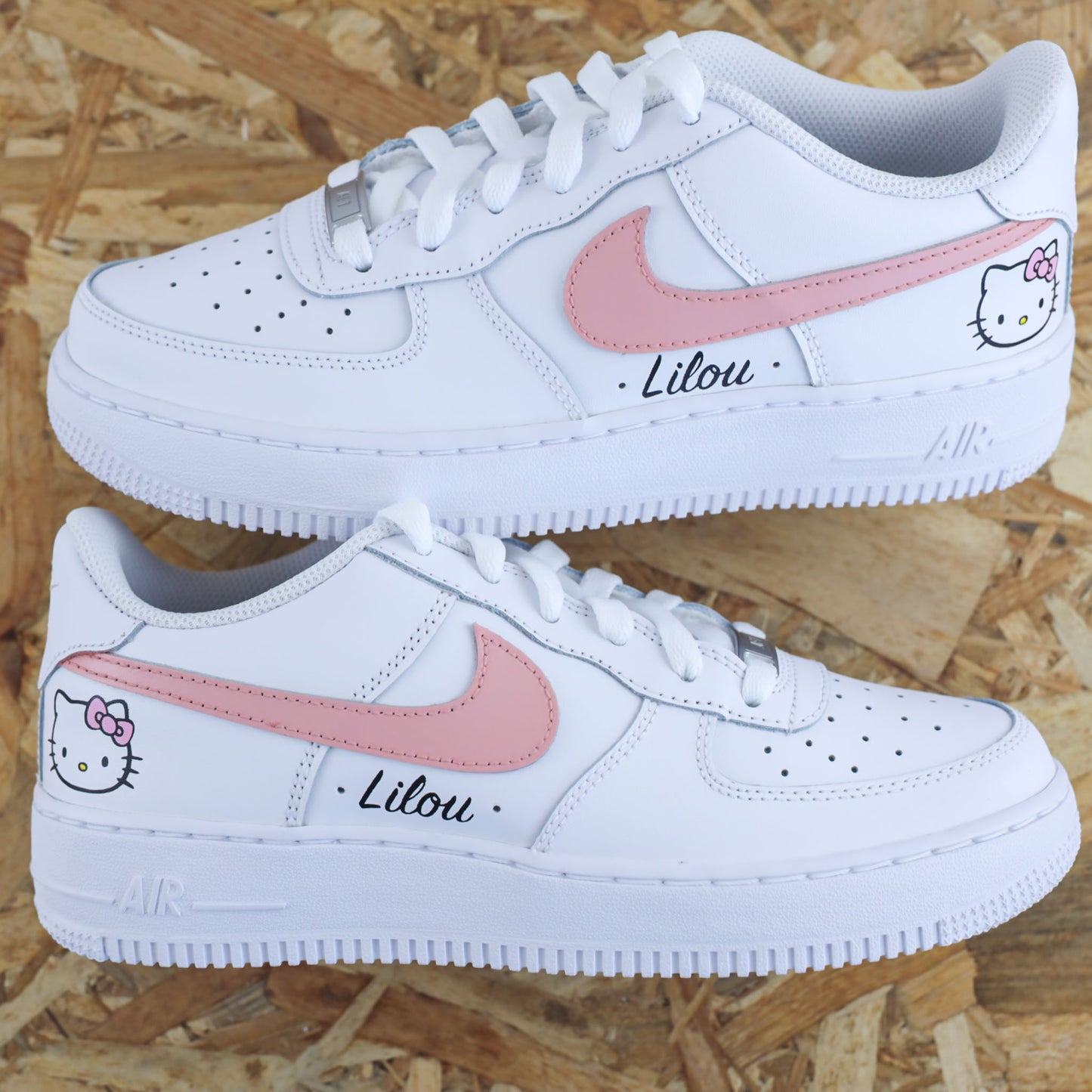 Baskets Nike Air Force 1 custom modèle swoosh rose + inscription du prénom et dessin hello kitty - sneakeaze custom