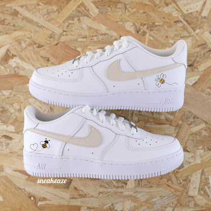 baskets beige nike air force 1 coeur pastel - chaussures personnalisées pour femme - dessins abeille peints à la main sneakeaze customs skz