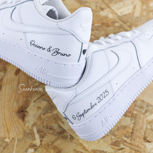 baskets nike air force 1 custom mariage - inscription des prénoms et de la date sur les côté, dessin d'un coeur noir sur les talons sneakeaze custom