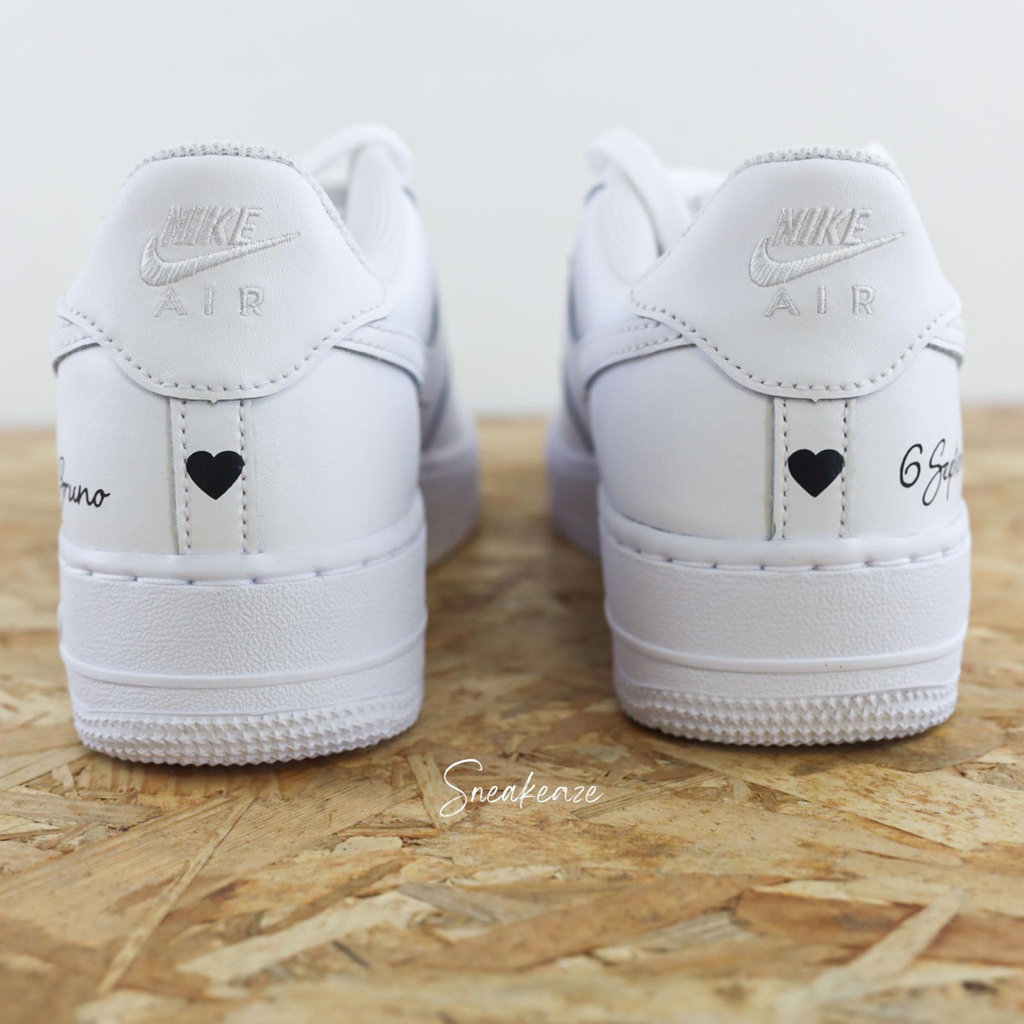baskets nike air force 1 custom mariage - inscription des prénoms et de la date sur les côté, dessin d'un coeur noir sur les talons sneakeaze custom