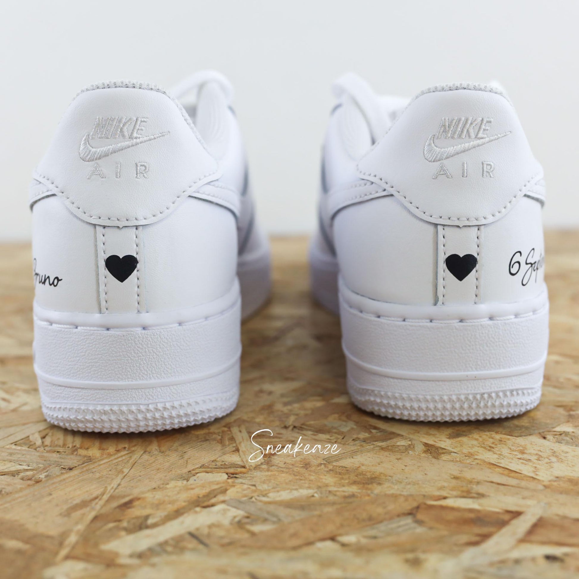 baskets nike air force 1 custom mariage - inscription des prénoms et de la date sur les côté, dessin d'un coeur noir sur les talons sneakeaze custom