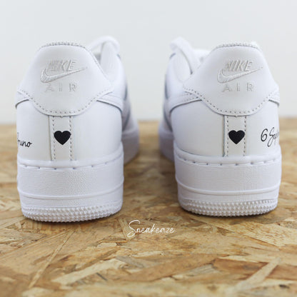 baskets nike air force 1 custom mariage - inscription des prénoms et de la date sur les côté, dessin d'un coeur noir sur les talons sneakeaze custom