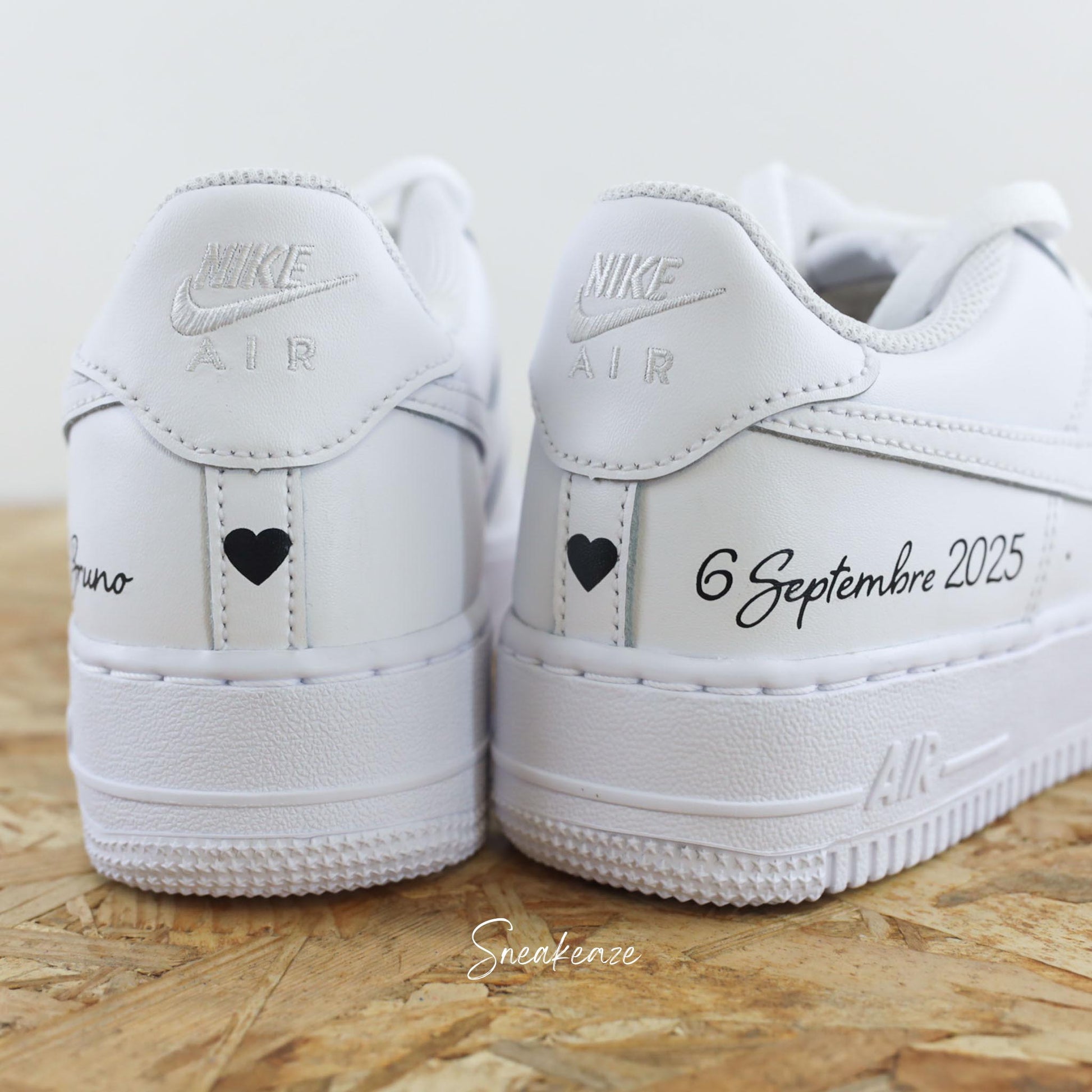 baskets nike air force 1 custom mariage - inscription des prénoms et de la date sur les côté, dessin d'un coeur noir sur les talons sneakeaze custom