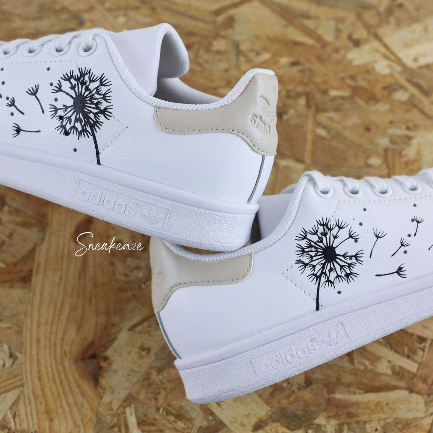 Baskets adidas stan smith custom dessin pissenlit avec talon de couleur beige pastel peint à la main - sneakeaze custom