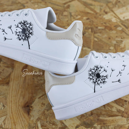 Baskets adidas stan smith custom dessin pissenlit avec talon de couleur beige pastel peint à la main - sneakeaze custom