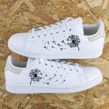 Baskets adidas stan smith custom dessin pissenlit avec talon de couleur beige pastel peint à la main - sneakeaze custom