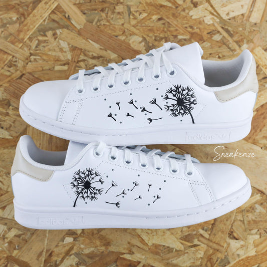 Baskets adidas stan smith custom dessin pissenlit avec talon de couleur beige pastel peint à la main - sneakeaze custom