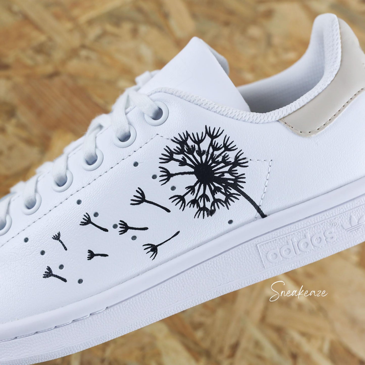 Baskets adidas stan smith custom dessin pissenlit avec talon de couleur beige pastel peint à la main - sneakeaze custom