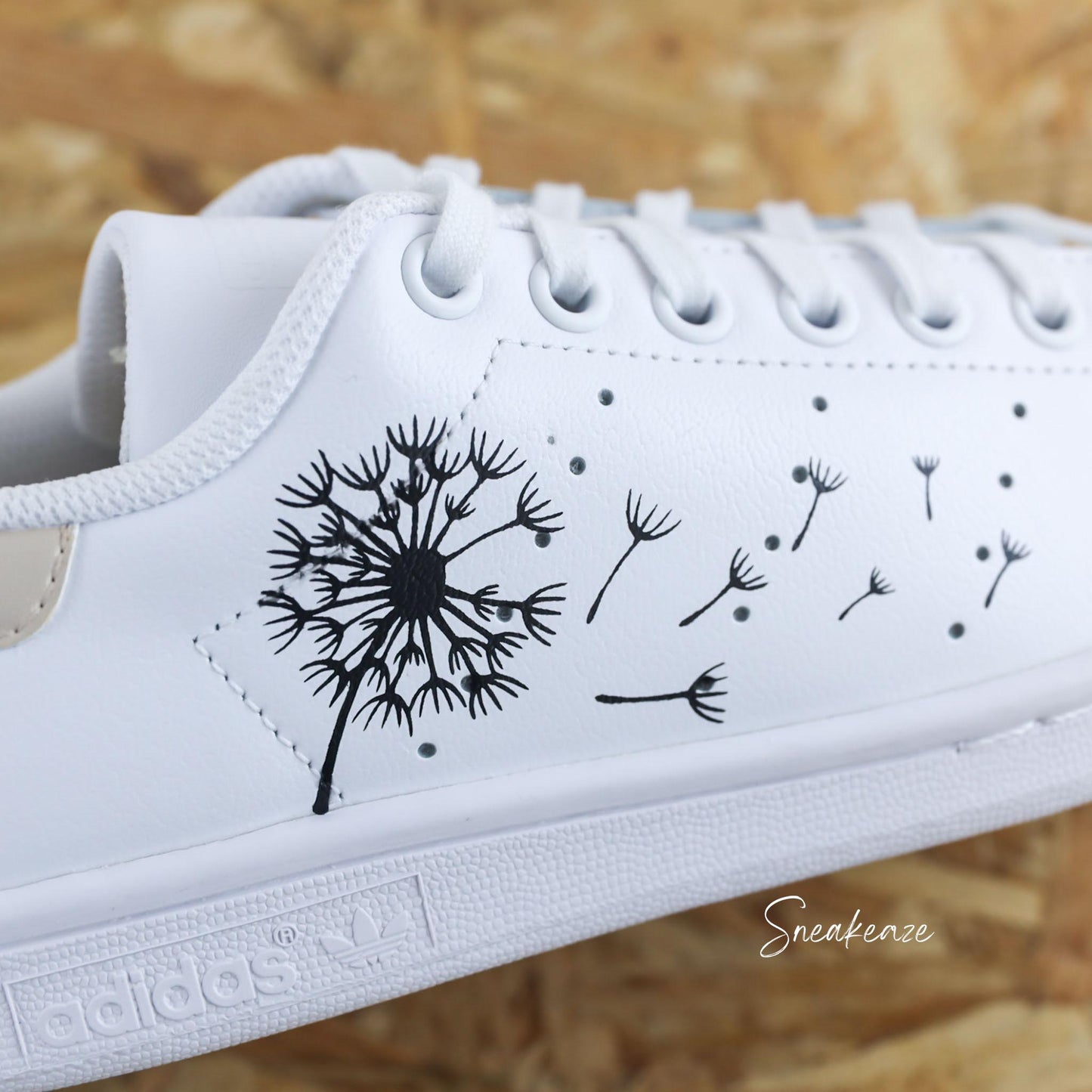 Baskets adidas stan smith custom dessin pissenlit avec talon de couleur beige pastel peint à la main - sneakeaze custom
