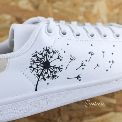 Baskets adidas stan smith custom dessin pissenlit avec talon de couleur beige pastel peint à la main - sneakeaze custom