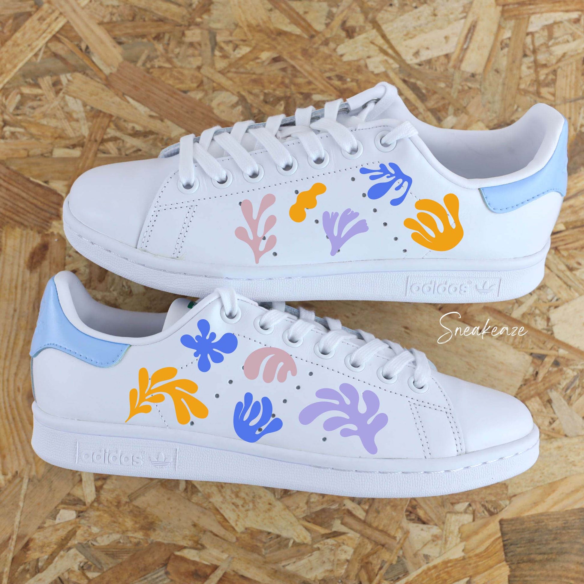 Stan Smith custom Matisse colorée motifs organiques art sneakers personnalisées sneakeaze customs