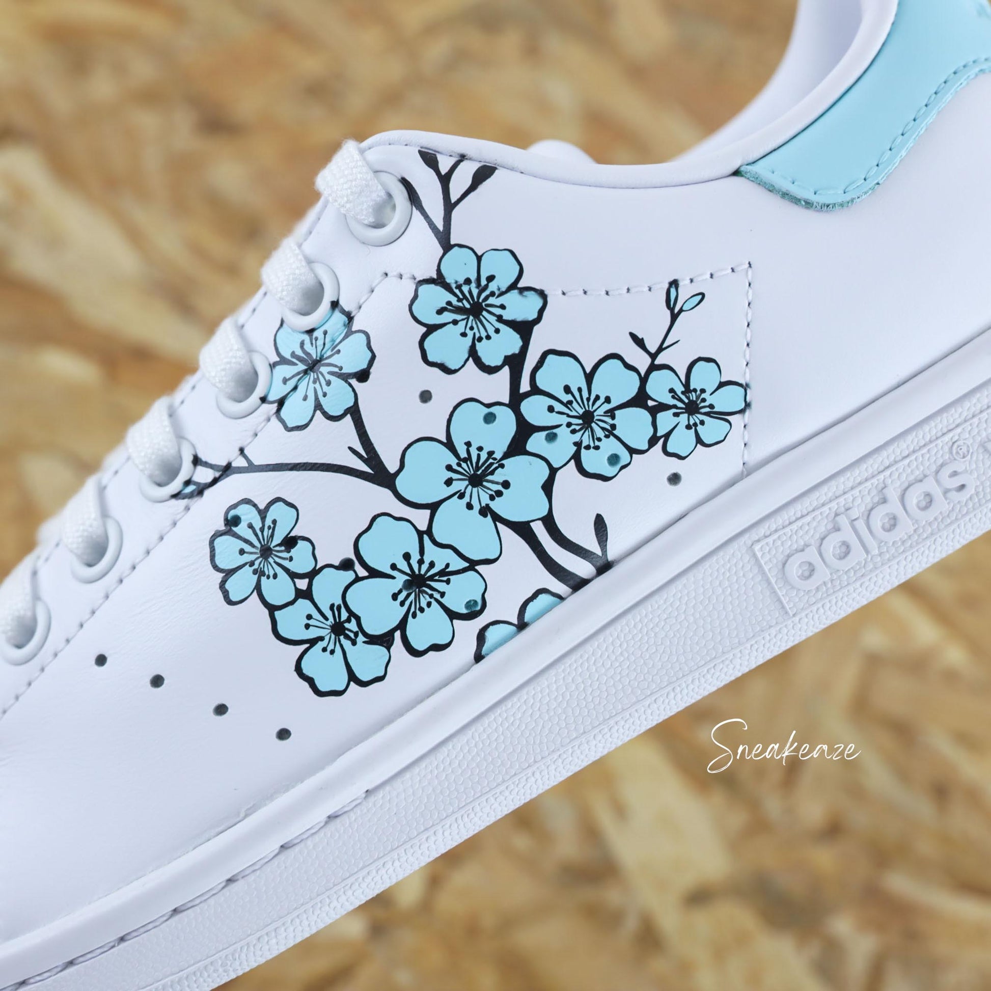 Adidas Stan Smith Custom Cherry Blossom Fleurs de Cerisiers Sakura bleu ciel peint à la main - sneakers personnalisé adidas unisexe dessin japon kawaii