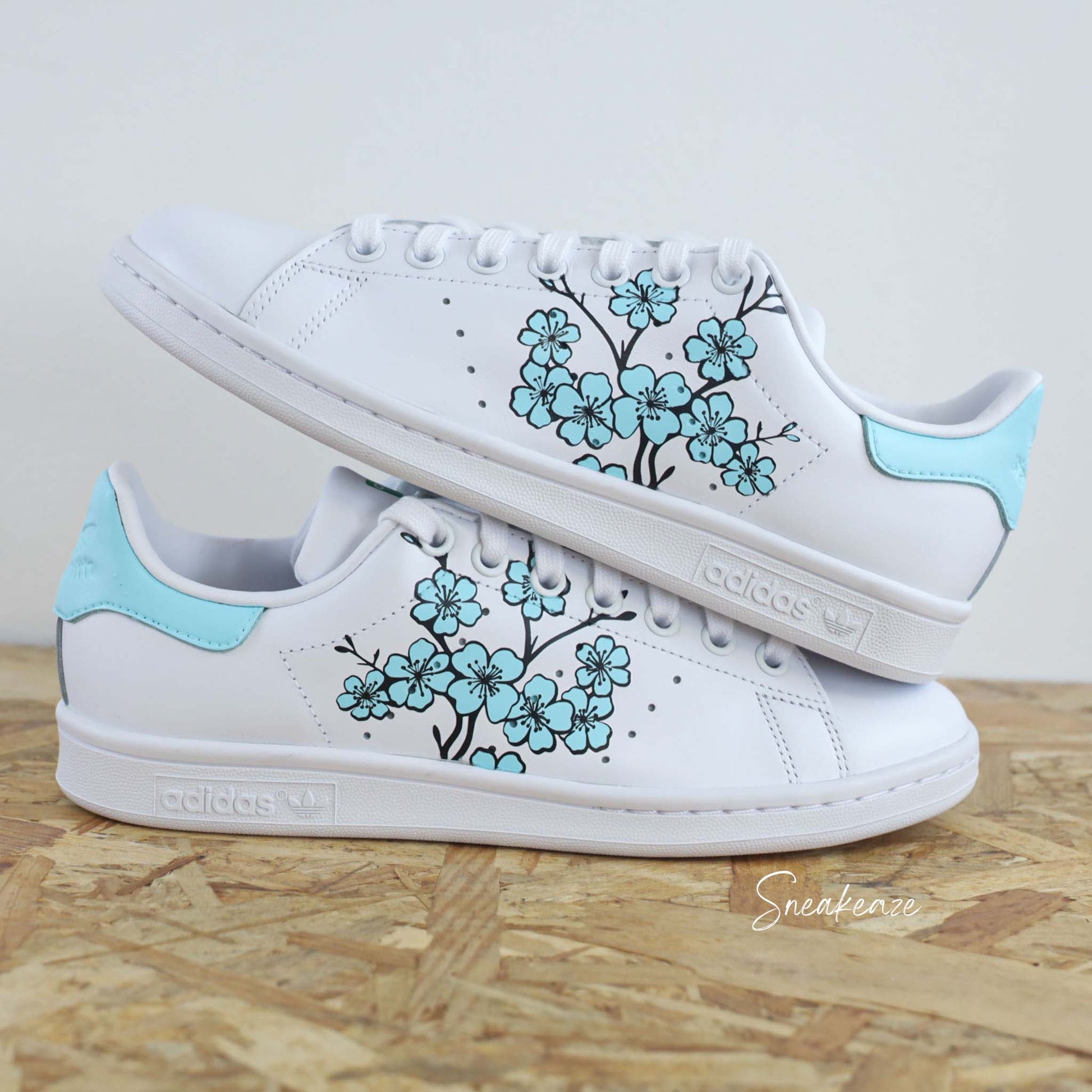 Adidas Stan Smith Custom Cherry Blossom Fleurs de Cerisiers Sakura bleu ciel peint à la main - sneakers personnalisé adidas unisexe dessin japon kawaii