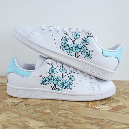 Adidas Stan Smith Custom Cherry Blossom Fleurs de Cerisiers Sakura bleu ciel peint à la main - sneakers personnalisé adidas unisexe dessin japon kawaii