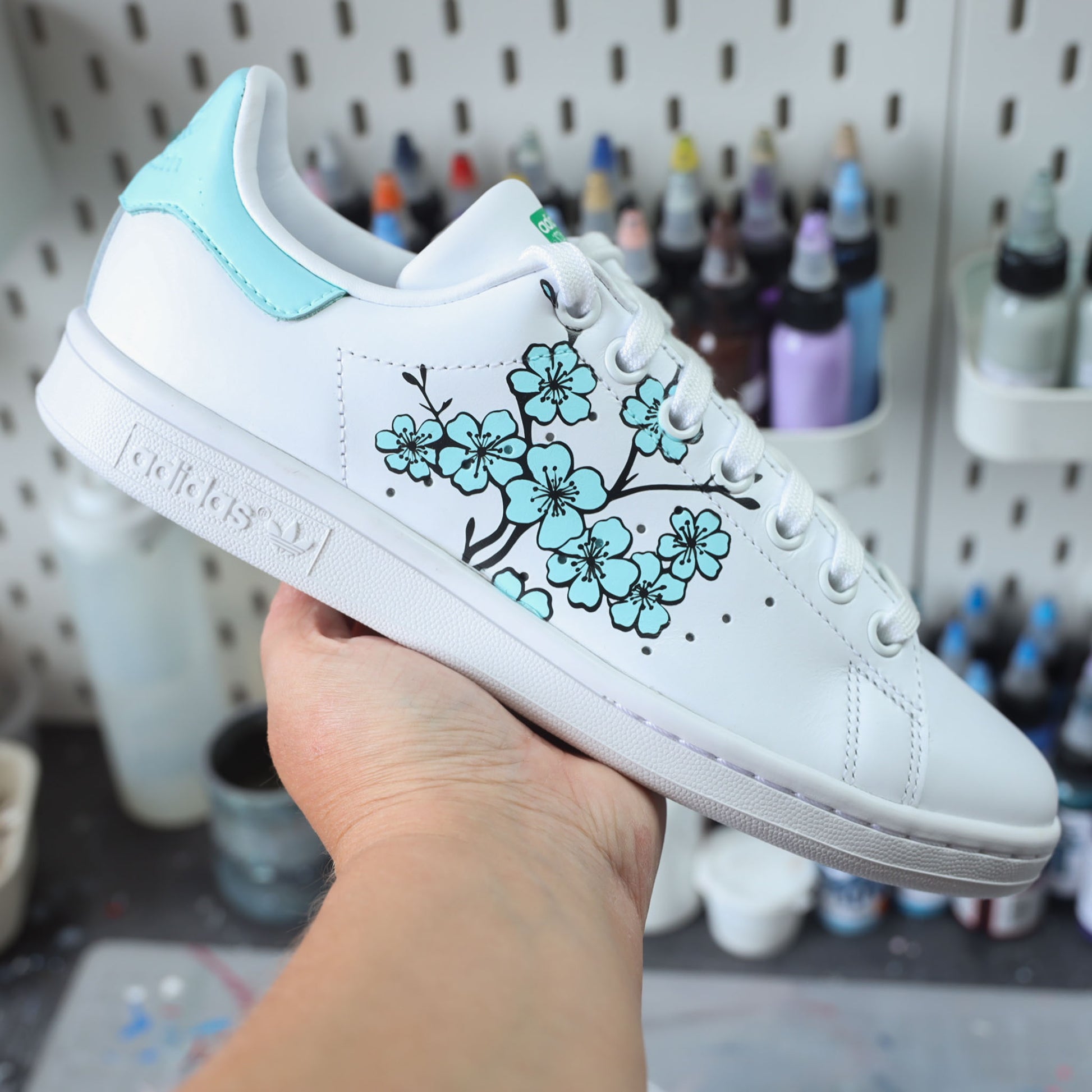 Adidas Stan Smith Custom Cherry Blossom Fleurs de Cerisiers Sakura bleu ciel peint à la main - sneakers personnalisé adidas unisexe dessin japon kawaii