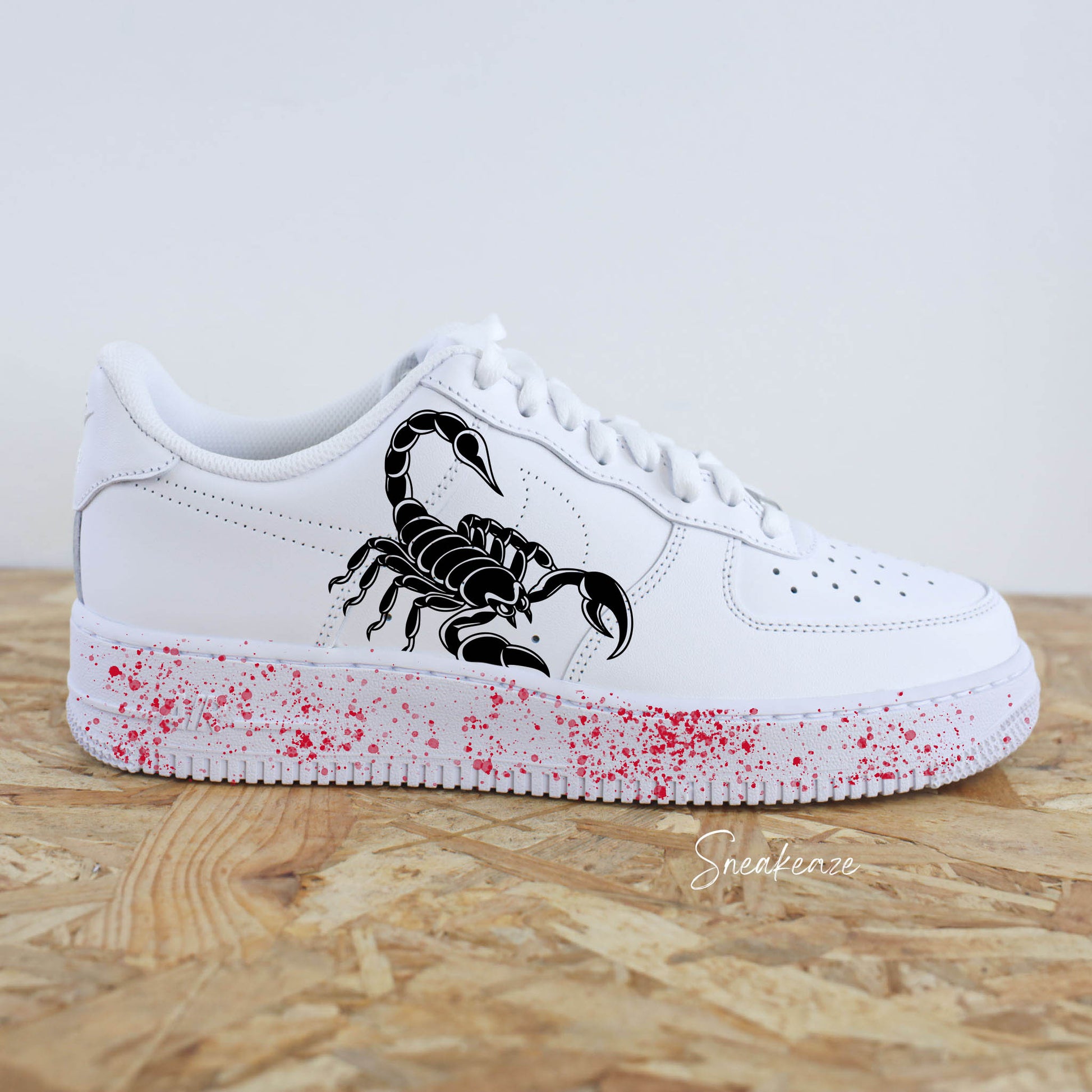 Air Force 1 custom scorpio Splash, baskets Nike avec dessin de scorpion et éclaboussures noir et rouge, modèle unique pour fans de nature désertique
