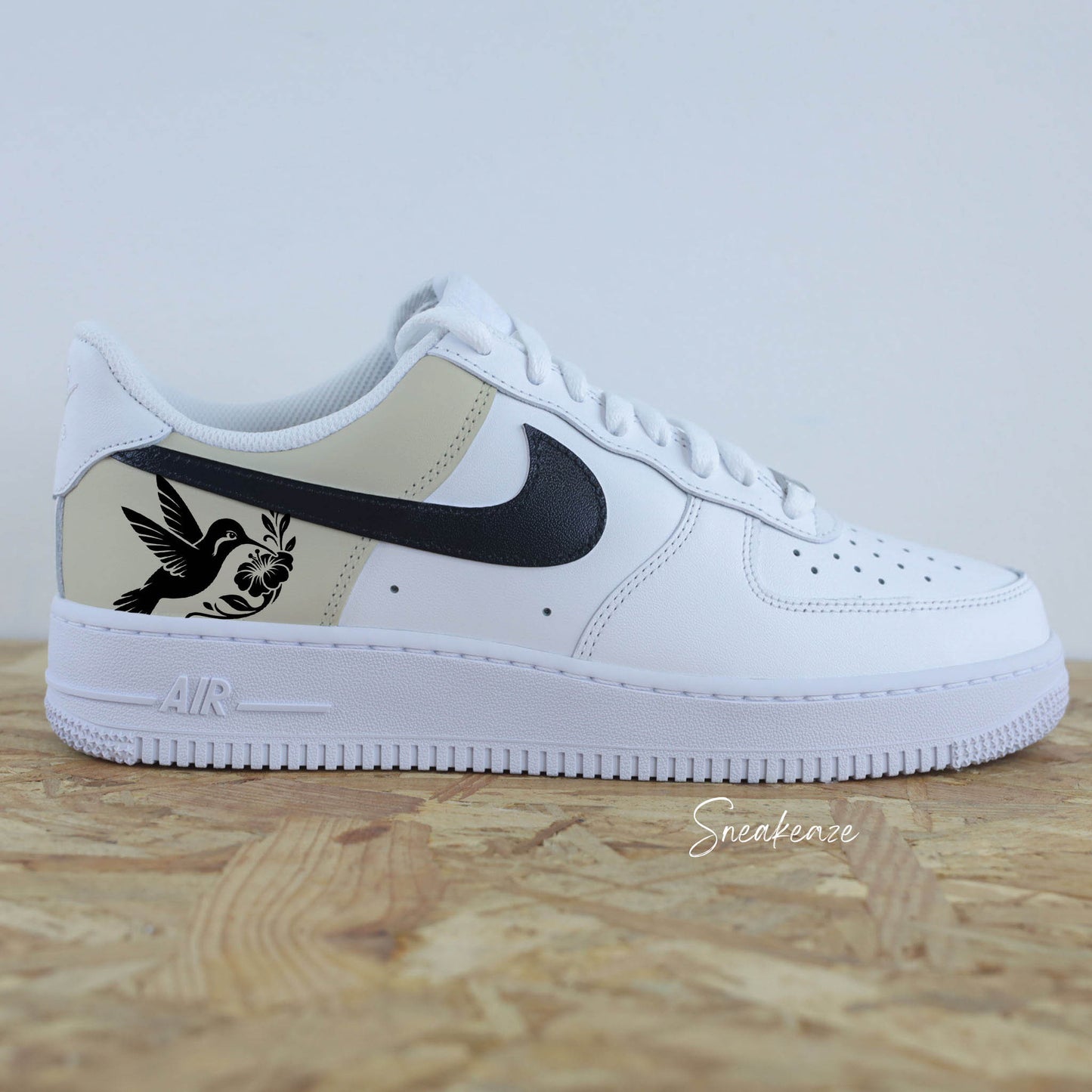 basket nike air force 1 personnalisée swoosh noir et talon rose beige