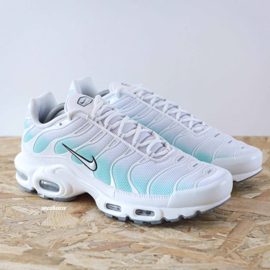 baskets nike air max plus tuned tn custom gradient color sneakeaze customs skz