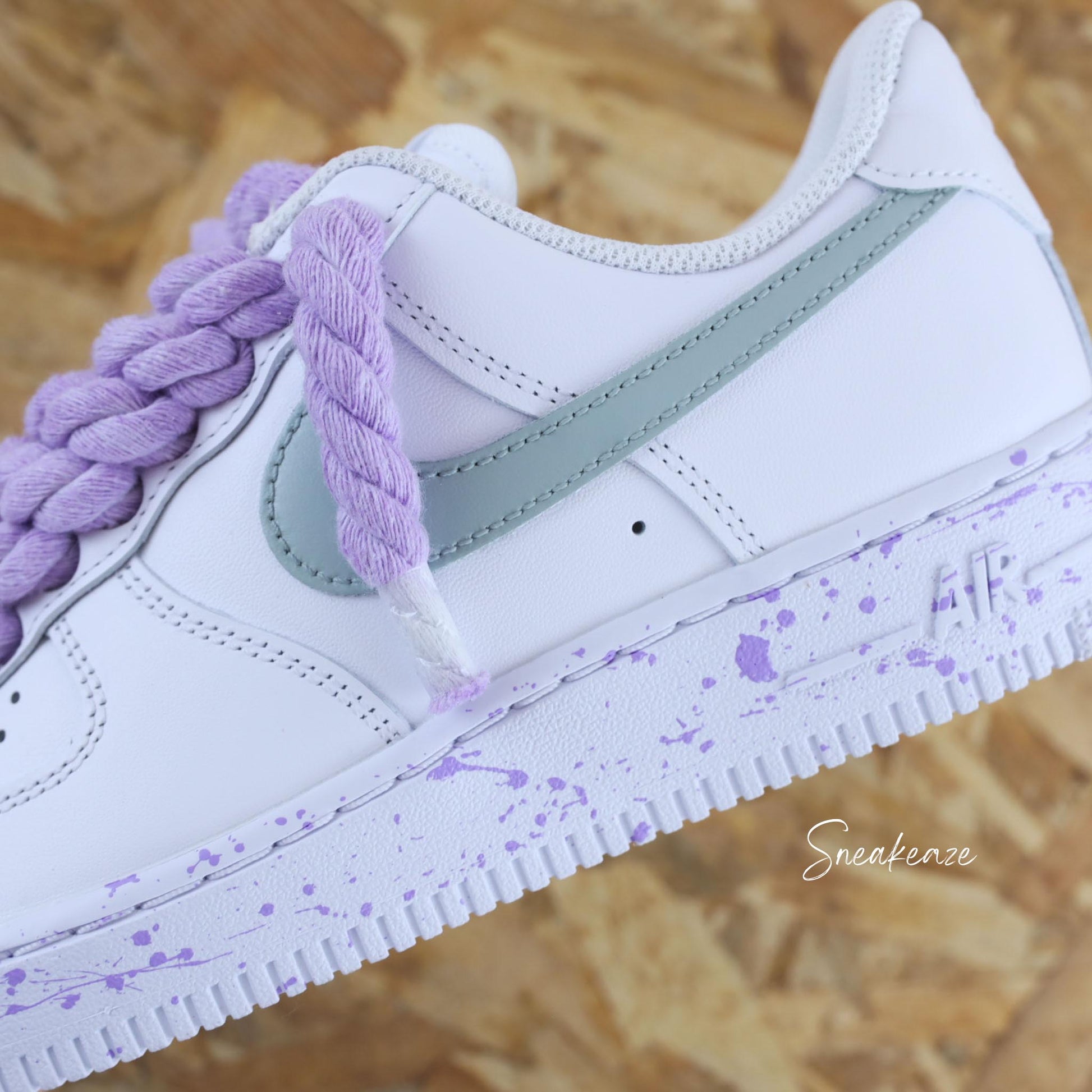Baskets Nike Air Force 1 custom Lacets Corde lila pastel et swoosh peint couleur vert de gris clair. Splash sur les semelles assortis sneakers rope laces sneakeaze custom