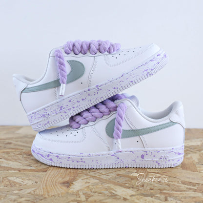 Baskets Nike Air Force 1 custom Lacets Corde lila pastel et swoosh peint couleur vert de gris clair. Splash sur les semelles assortis sneakers rope laces sneakeaze custom