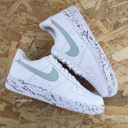 Nike Air Force 1 custom “Splash” – édition unique peinte à la main. Design blanc avec signes nike vert de gris et éclaboussures noir sur les semelles - sneakeaze customs